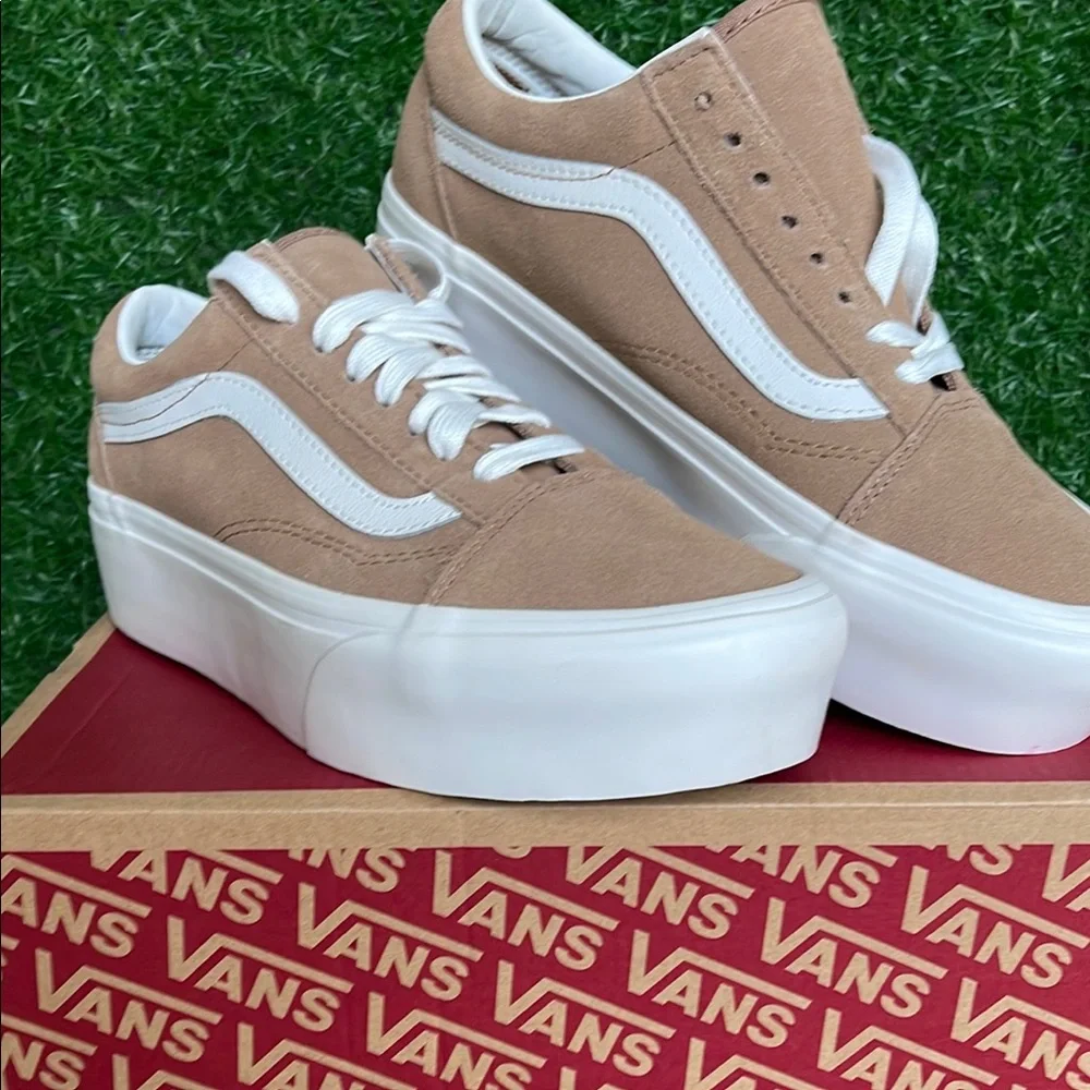 Vans WMNS Old Skool Stacked Soft Suede Burro/True White
VN0A7Q5MB69
Platforms - Picture 4 of 16